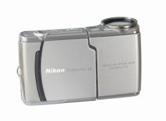 Le Nikon S4 et le Ricoh R3 face  face (gros zoom)