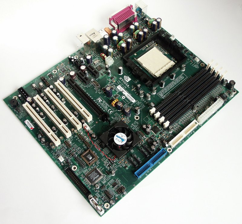 20041019_nforce4_cartedereference.jpg